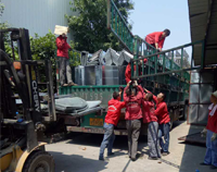 37°高温下，小黄片下载软件大全小黄片链接下载设备公司的员工仍然在坚持工作